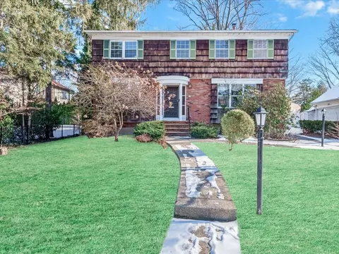 61 Station Rd # A, North Hempstead, NY 11023
