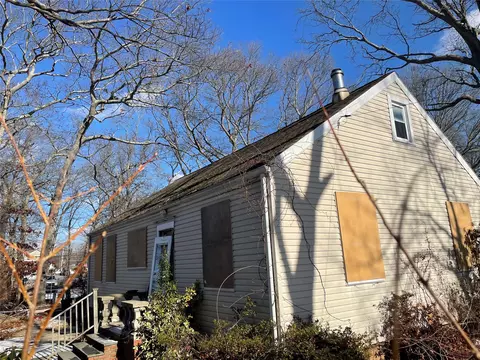 16 Clinton Ave, Mastic, NY 11950