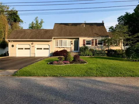 20 Kuebler St, Blue Point, NY 11715
