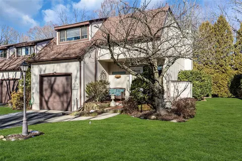 34 Cedar Ln N, Oyster Bay, NY 11545