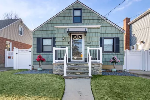 205 Goldenrod Ave, Franklin Square, NY 11010