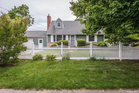 910 4th St, East Northport, NY 11731