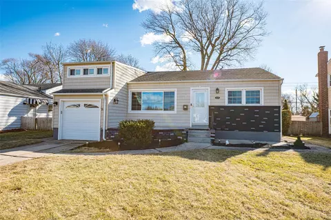 17 Parc Ln, Hicksville, NY 11801