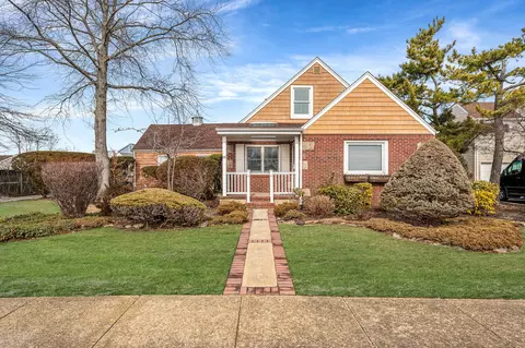 68 W 3rd St, Freeport, NY 11520