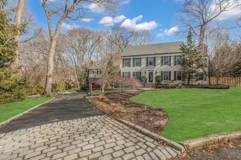 8 Anchor Ln, Mount Sinai, NY 11766