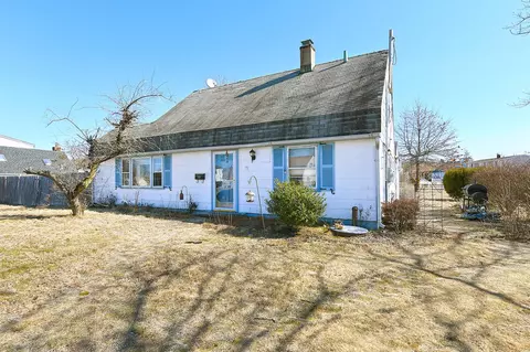 79 Spring Ln, Levittown, NY 11756