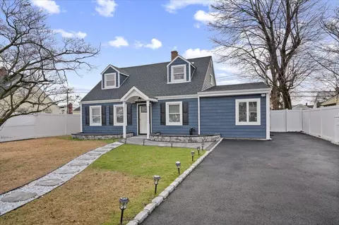 202 Old Farm Rd, Levittown, NY 11756