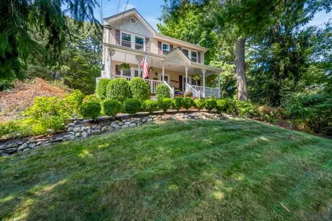 130 Hallock Landing Rd, Rocky Point, NY 11778