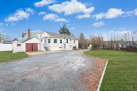 27 Mapleton Ave, Farmingville, NY 11738