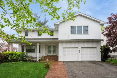 748 Sherwood St, Valley Stream, NY 11581