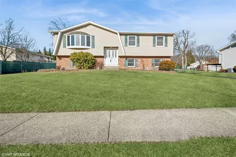 13 Tamar Dr, Clarkstown, NY 10989