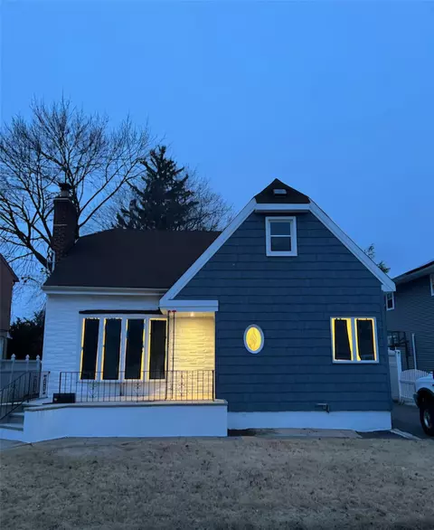 23 Orchard St, Merrick, NY 11566