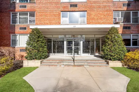 125 Main St #2N, North Hempstead, NY 11050