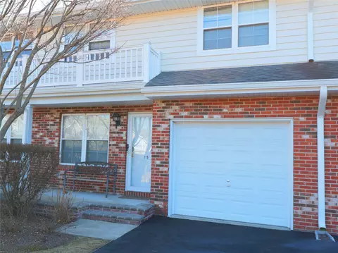 15 Goldenwood Cir, Central Islip, NY 11722