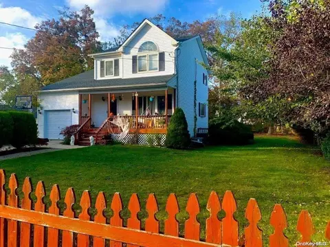 105 Parkview Dr, Shirley, NY 11967