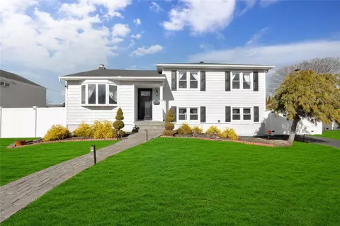 35 Grant St, Farmingdale, NY 11735