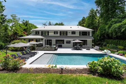 25 Fern Dr, North Hempstead, NY 11576