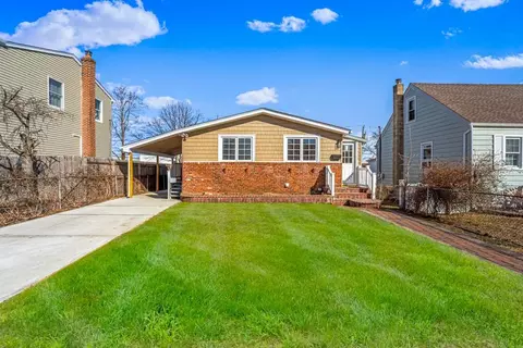 16 Riviera Pkwy, Lindenhurst, NY 11757