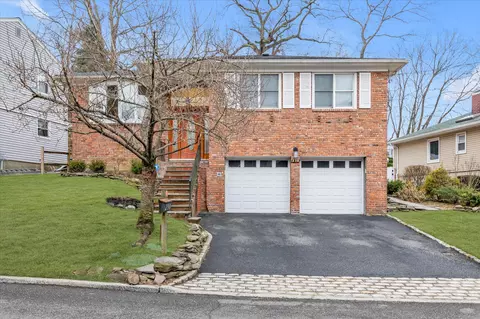 290 Thompson Shore Rd, North Hempstead, NY 11030