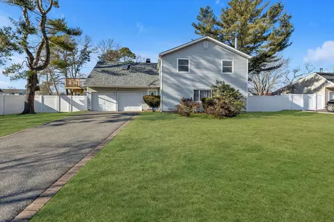 26 Clusterpine St, Medford, NY 11763