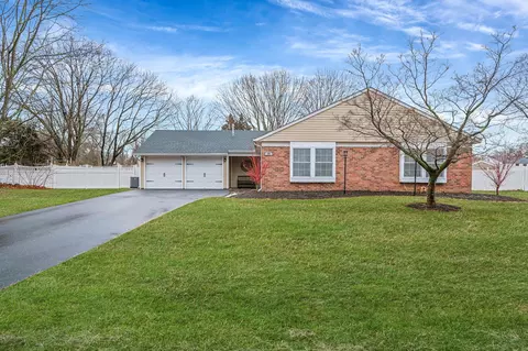 29 Grand Canyon Ln, Coram, NY 11727