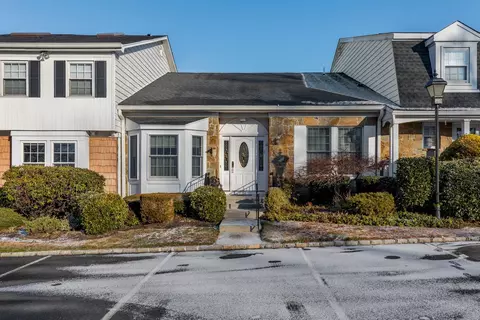 61 The Glade #61, Syosset, NY 11791