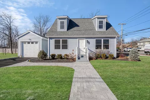 3 Fordham St, Patchogue, NY 11772