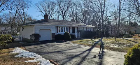 29 Marion St, Nesconset, NY 11767