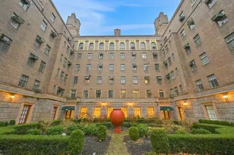 160 Middle Neck Rd #4C, North Hempstead, NY 11021