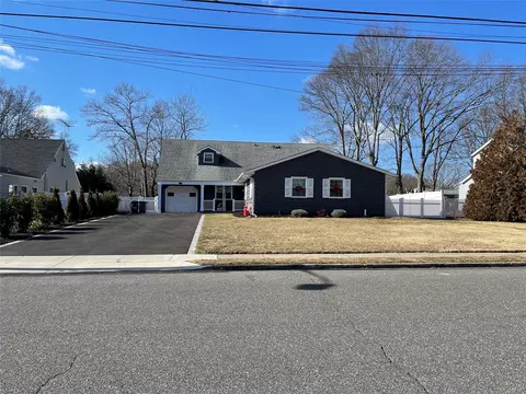 91 Loop Dr, Sayville, NY 11782