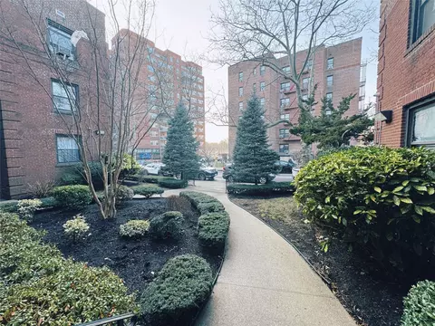 139-06 Pershing Cres #1A, Jamaica, NY 11435