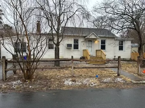 2 Beverly Ave, Copiague, NY 11726