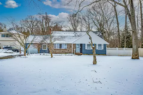 83 Hollins Ln, East Islip, NY 11730
