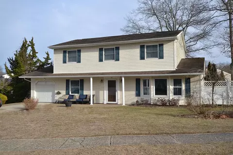 14 Colmar Ave, Lake Grove, NY 11755