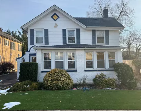 16 2nd Ave, North Hempstead, NY 11050