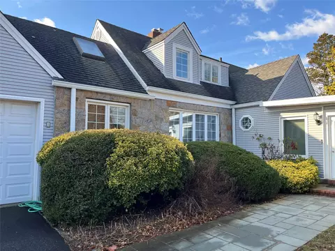 1 Nantucket Ln, Oceanside, NY 11572