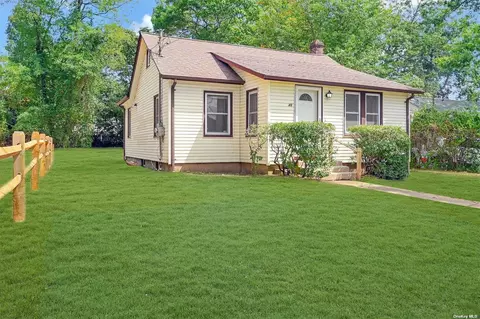 46 11th Ave, Huntington Station, NY 11746