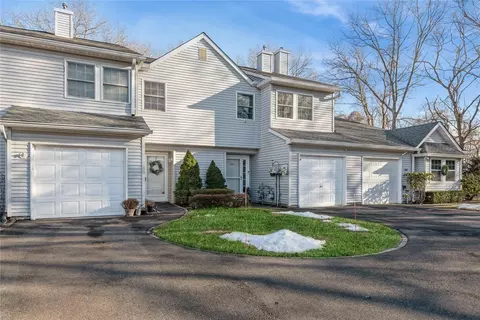 308 Sara Cir, Port Jefferson Station, NY 11776