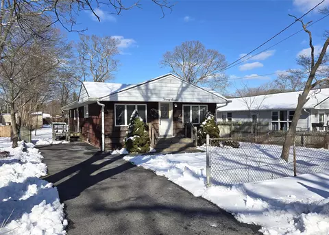 27 Maplewood Ave, Selden, NY 11784