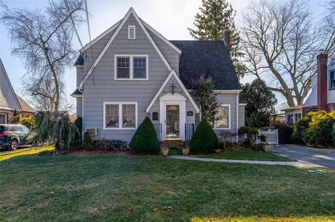 14 Garden Pl, Bay Shore, NY 11706