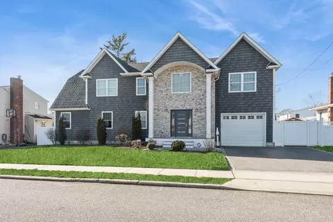 645 N Indiana Ave, Lindenhurst, NY 11757