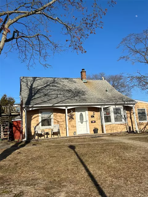 7 Gun Ln, Levittown, NY 11756