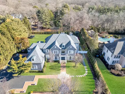 34 Legends Cir, Melville, NY 11747