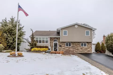 2 Fairview Ln, Plainview, NY 11803