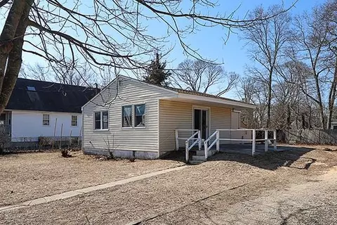 186 Cranberry Dr, Mastic Beach, NY 11951