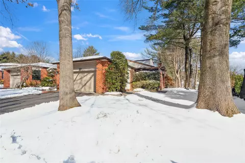 97 Crows Nest, North Hempstead, NY 11030
