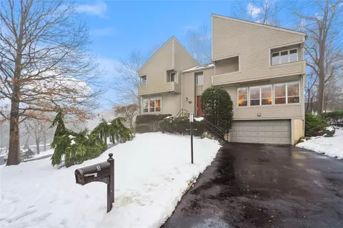 3 Verity Ln, North Hempstead, NY 11576