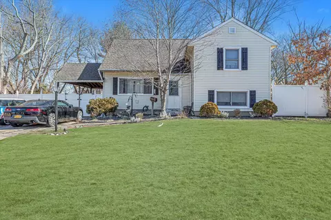 68 Picket Ln, Centereach, NY 11720