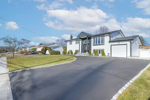153 Ridge Rd, Wheatley Heights, NY 11798
