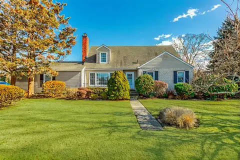 161 S Bay Ave, Islip, NY 11751